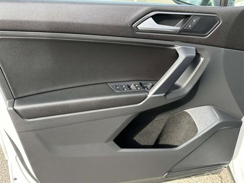 Used 2018 Volkswagen Tiguan SE w/ Panoramic Sunroof Package image 14