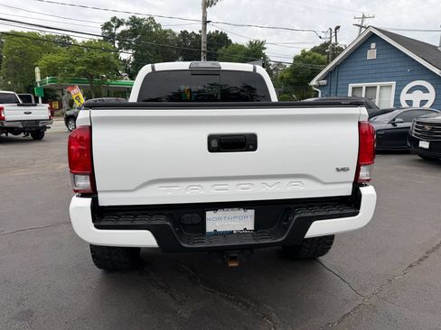 Used 2017 Toyota Tacoma SR AWD/4WD image 5