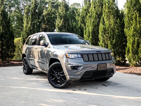 Used 2022 Jeep Grand Cherokee Laredo X AWD/4WD image 2