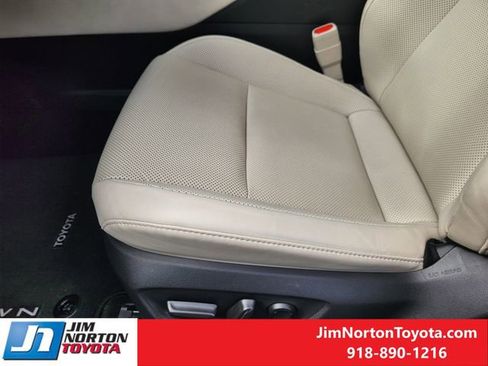 Used 2024 Toyota Crown Limited image 27