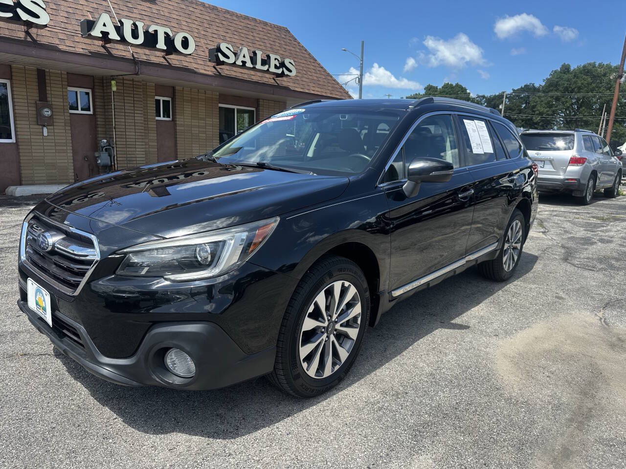 Used 2018 Subaru Outback 3.6R Touring AWD/4WD image 17