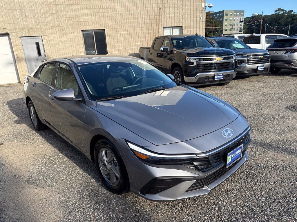 Certified 2025 Hyundai Elantra SE FWD image 9