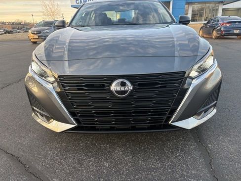 Used 2025 Nissan Altima 2.5 SV image 2