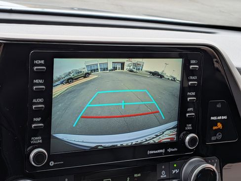 Used 2021 Toyota Highlander XLE image 37