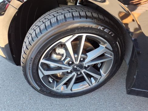 Used 2023 Kia Forte LXS w/ LXS Technology Package FWD image 9