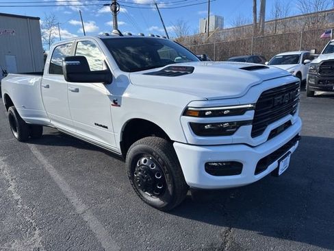 New 2026 RAM 3500 Laramie AWD/4WD image 15