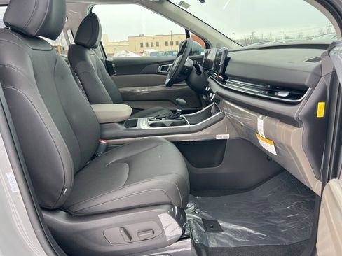 New 2026 Kia Carnival EX image 13