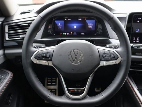 Used 2025 Volkswagen Atlas Peak Edition SE AWD/4WD image 31