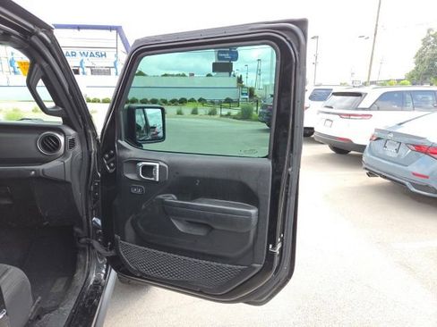 Used 2023 Jeep Gladiator Sport AWD/4WD image 19