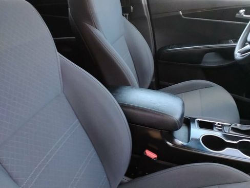 Used 2017 Kia Sorento FWD image 10