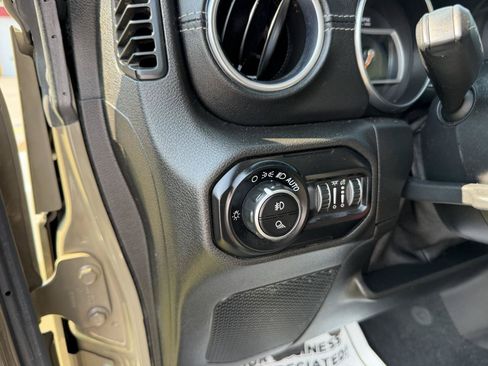Used 2020 Jeep Gladiator Overland AWD/4WD image 10