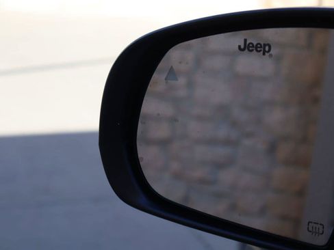 Used 2025 Jeep Compass Latitude AWD/4WD image 21
