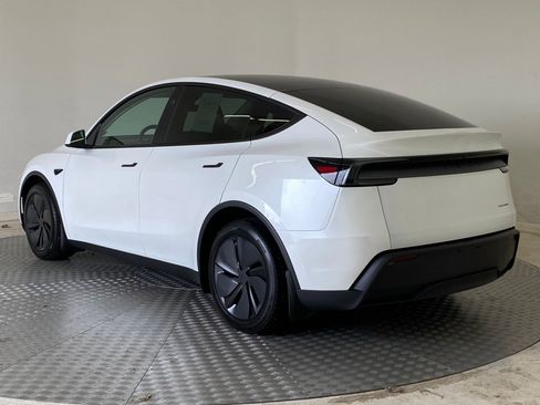 Used 2026 Tesla Model Y AWD image 3