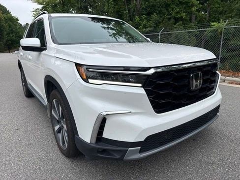 Used 2025 Honda Pilot Touring image 3