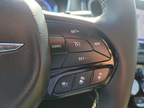 Used 2024 Chrysler Pacifica Limited w/ S Appearance Package FWD image 19