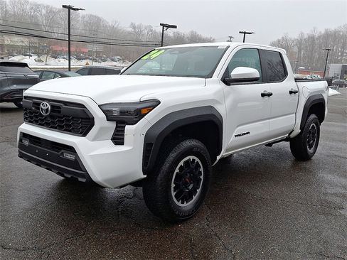 Used 2024 Toyota Tacoma TRD Off-Road image 3