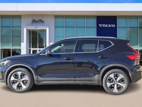Used 2025 Volvo XC40 B5 Core image 3