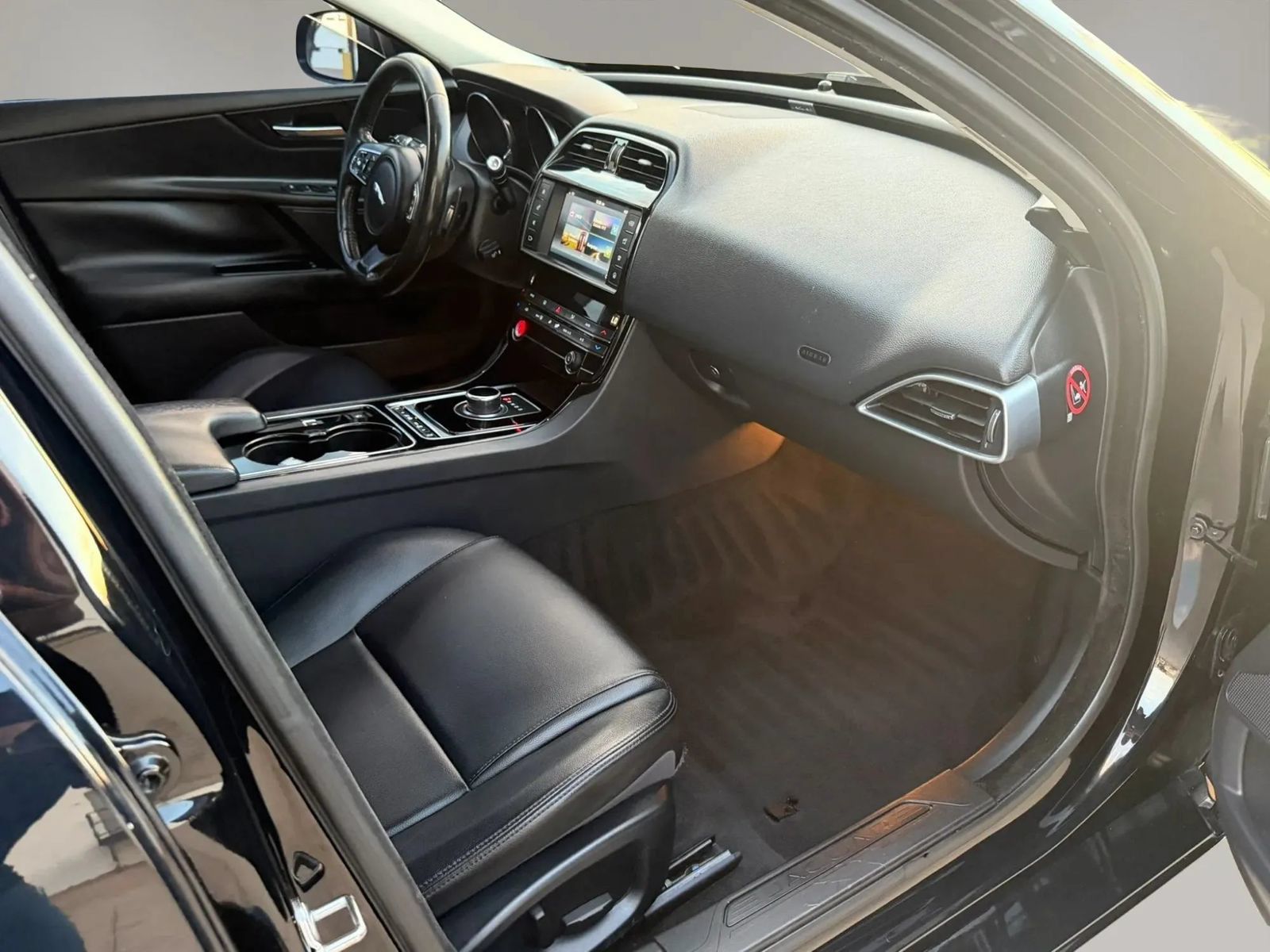 Used 2017 Jaguar XE RWD image 19