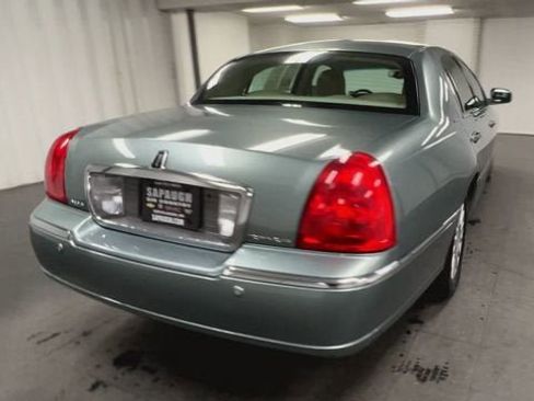 Used 2004 Lincoln Town Car Signature image 8