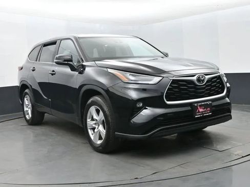 Used 2025 Toyota Highlander LE FWD image 2