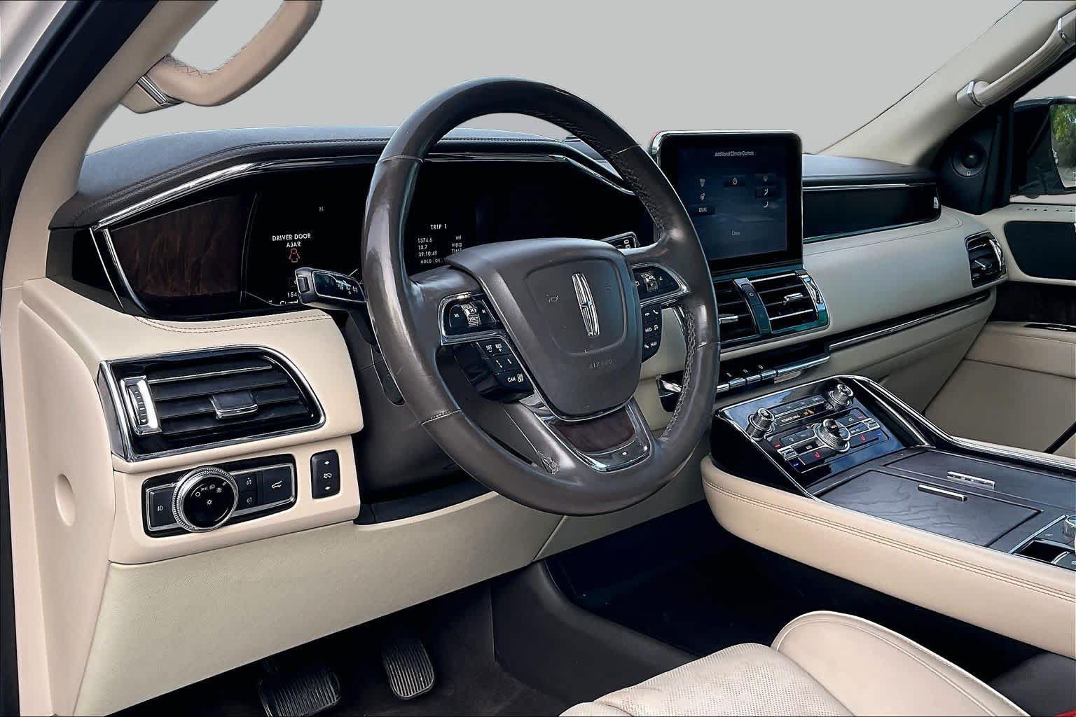 Used 2018 Lincoln Navigator Select w/ Technology Package RWD image 17