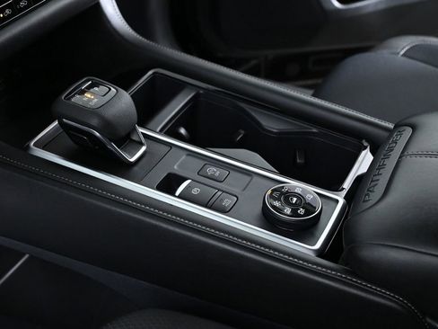 Used 2025 Nissan Pathfinder SV image 19