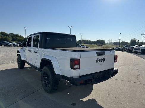 Used 2022 Jeep Gladiator Sport AWD/4WD image 3