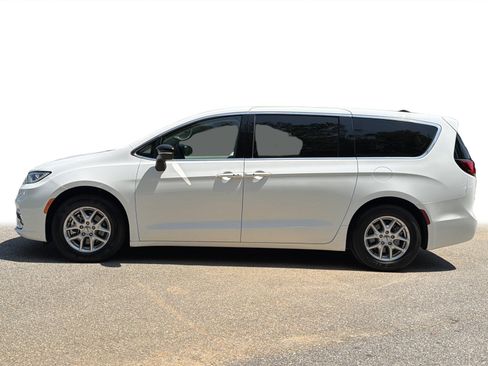 Used 2024 Chrysler Pacifica Touring-L FWD image 24