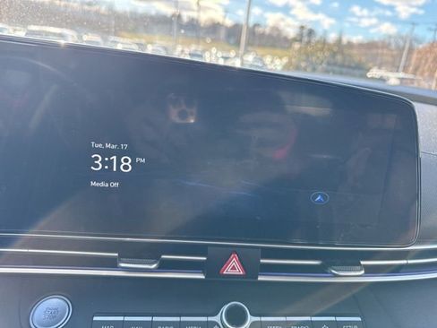 Used 2024 Hyundai Elantra Limited image 15