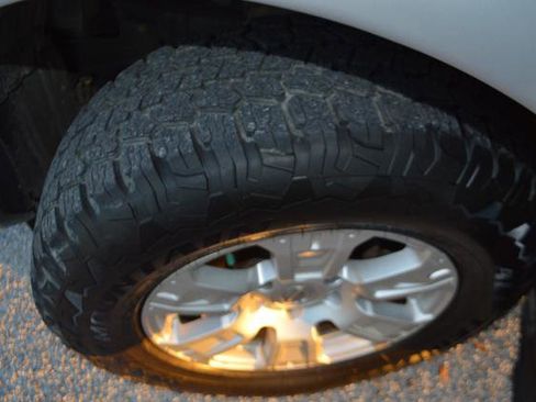 Used 2017 Nissan Titan SV image 22