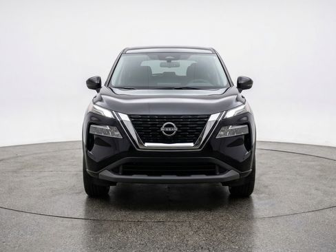 Used 2025 Nissan Rogue SV image 2