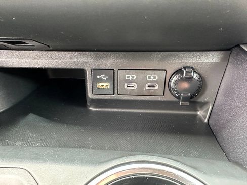 Used 2022 Toyota Highlander LE AWD/4WD image 23