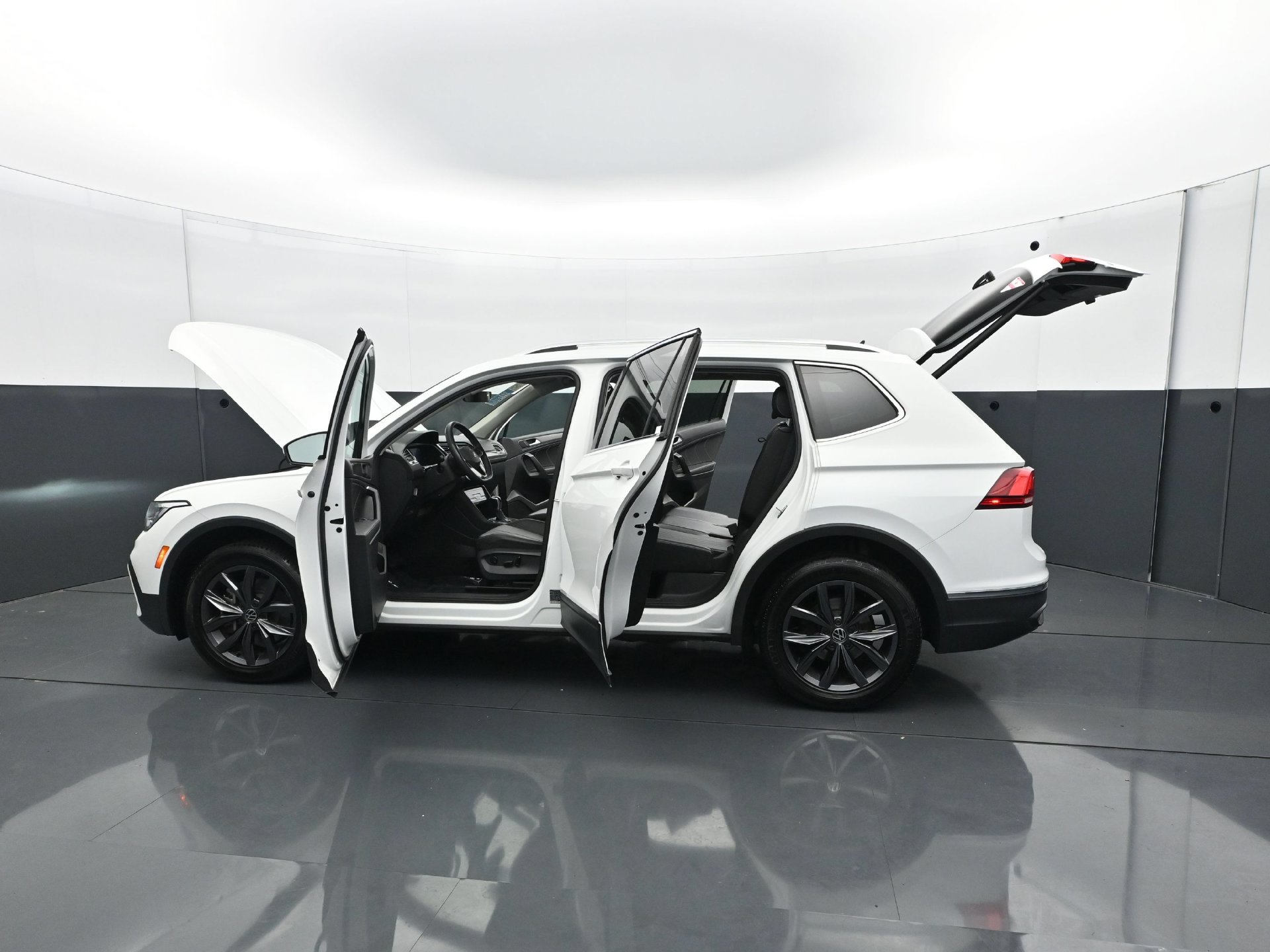 Used 2022 Volkswagen Tiguan SE FWD image 32