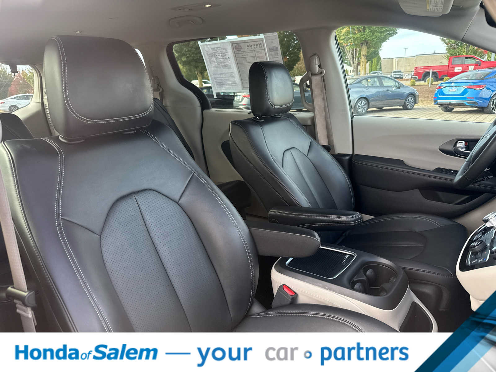 Used 2024 Chrysler Pacifica Touring-L FWD image 14