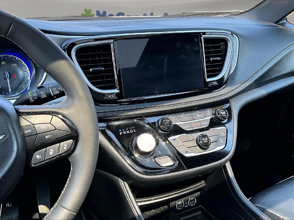 Used 2025 Chrysler Pacifica Limited FWD image 11
