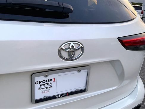 Used 2021 Toyota Highlander L FWD image 9