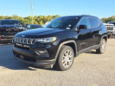 Used 2022 Jeep Compass Latitude image 1