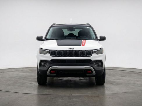 Used 2025 Jeep Compass Trailhawk AWD/4WD image 2