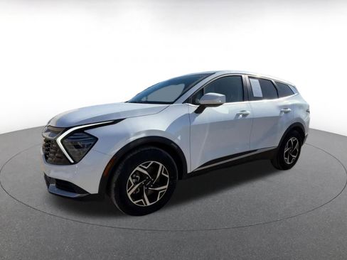 Used 2025 Kia Sportage LX image 8