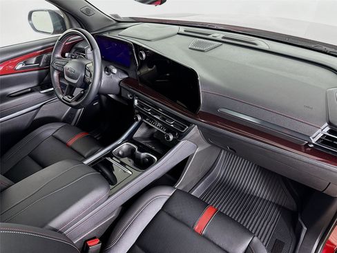 Used 2025 Chevrolet Traverse RS image 32