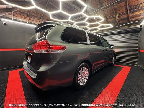 Used 2013 Toyota Sienna XLE image 3