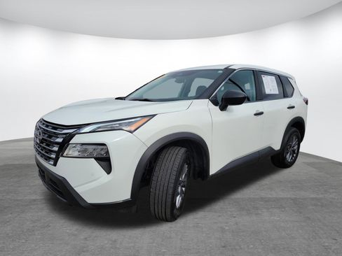 Used 2024 Nissan Rogue S image 3