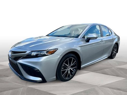 Used 2024 Toyota Camry SE image 4