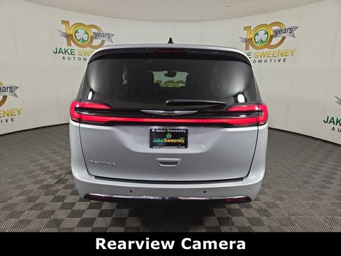 Certified 2024 Chrysler Pacifica Touring-L FWD image 9