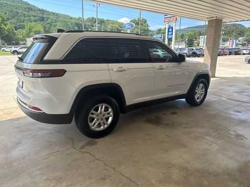 Used 2023 Jeep Grand Cherokee Laredo w/ Luxury Tech Group I AWD/4WD image 4