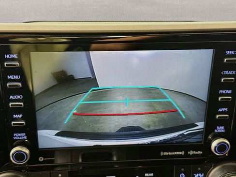 Used 2021 Toyota Highlander XLE AWD/4WD image 6