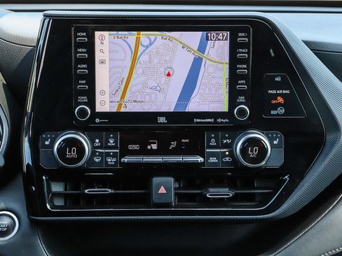 Used 2021 Toyota Highlander XSE FWD image 19