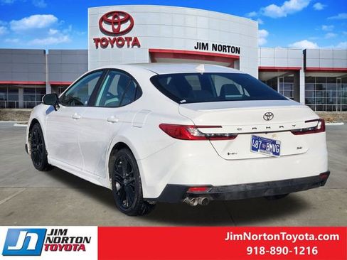 Used 2025 Toyota Camry SE image 7