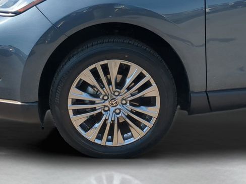 Used 2024 Toyota Venza Limited image 11