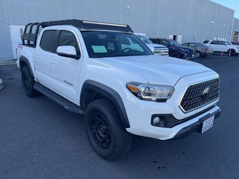 Used 2018 Toyota Tacoma TRD Off-Road image 3